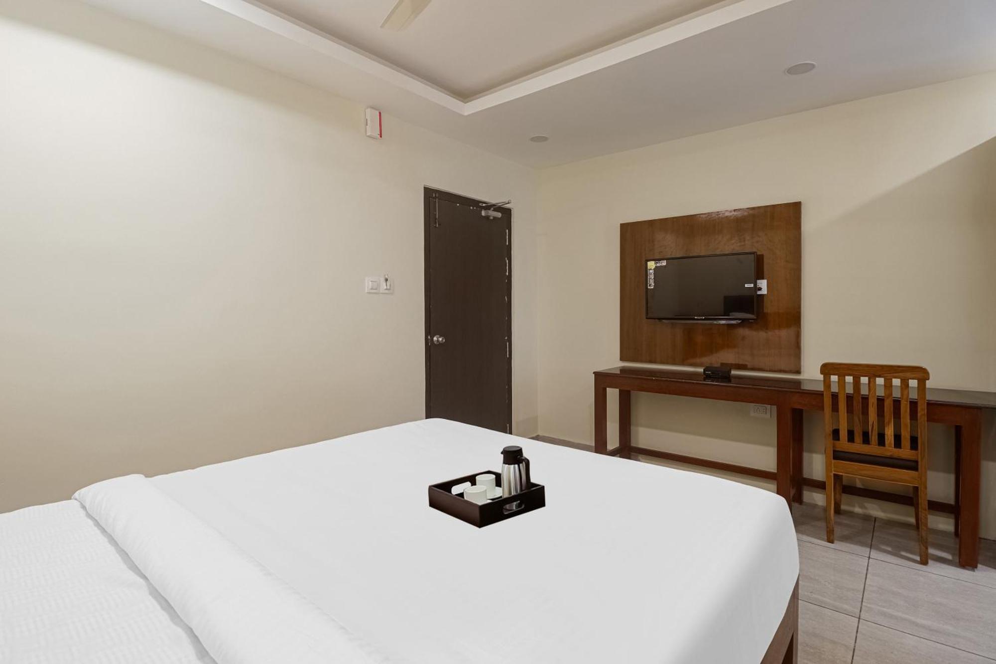 מלון טירופאטי Townhouse Dj Grand מראה חיצוני תמונה