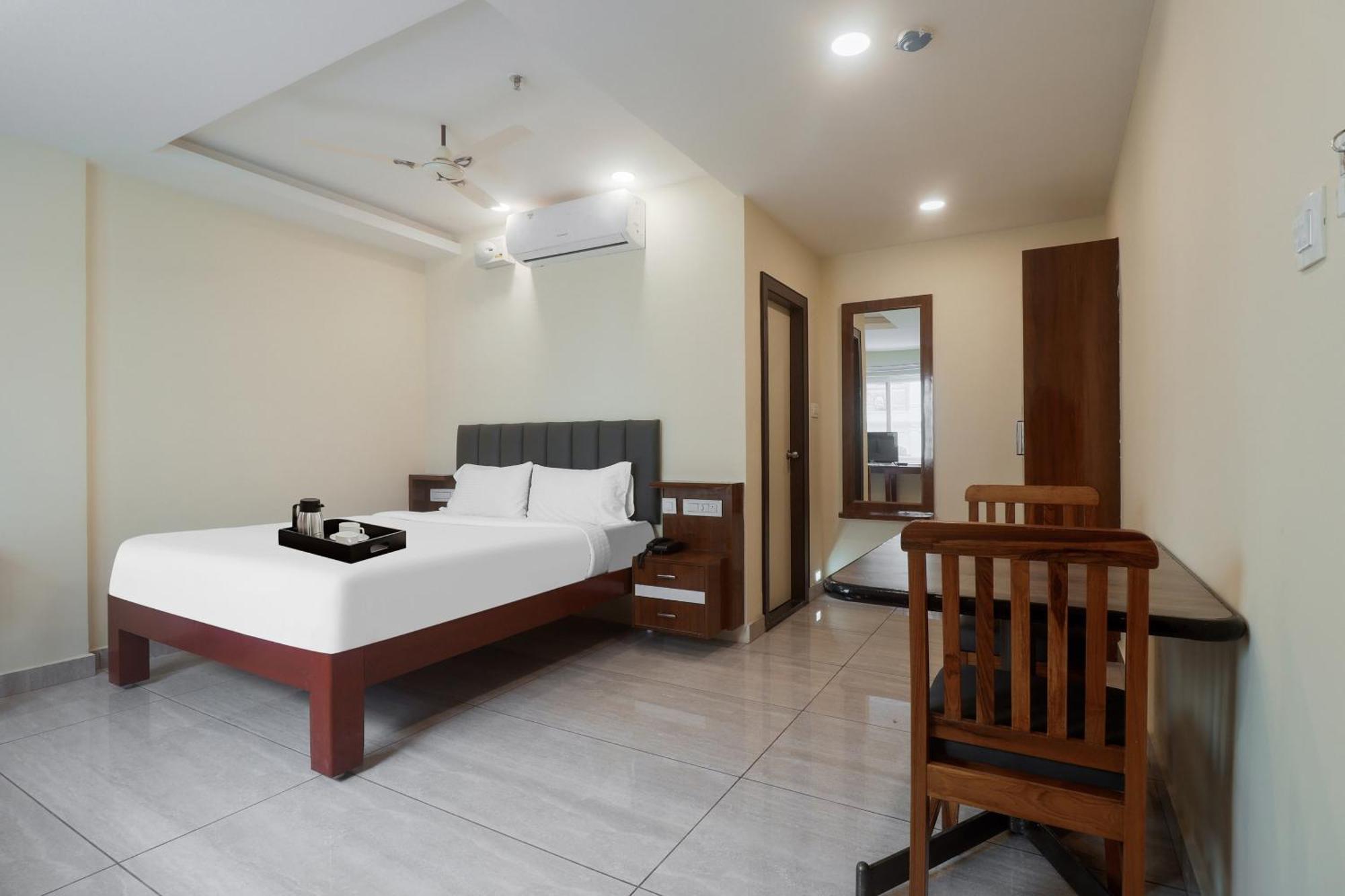 מלון טירופאטי Townhouse Dj Grand מראה חיצוני תמונה