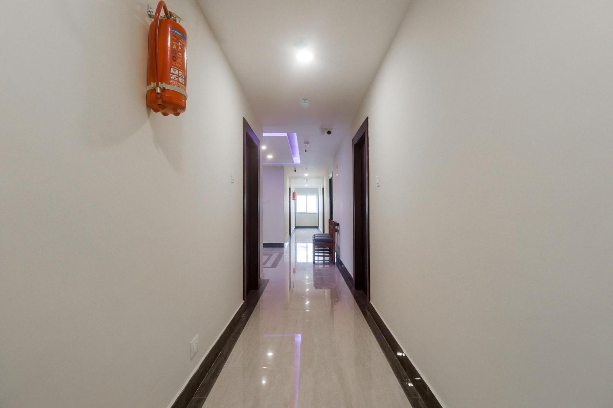 מלון טירופאטי Townhouse Dj Grand מראה חיצוני תמונה