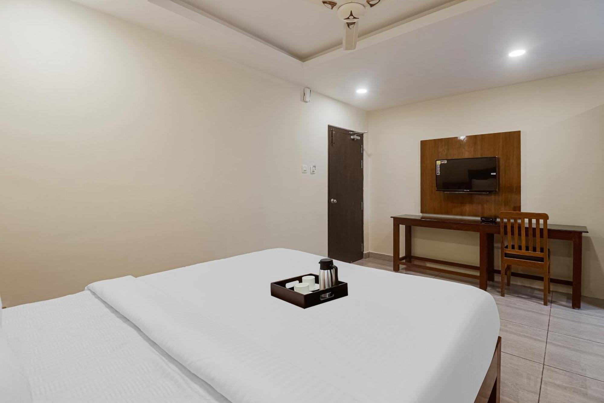 מלון טירופאטי Townhouse Dj Grand מראה חיצוני תמונה