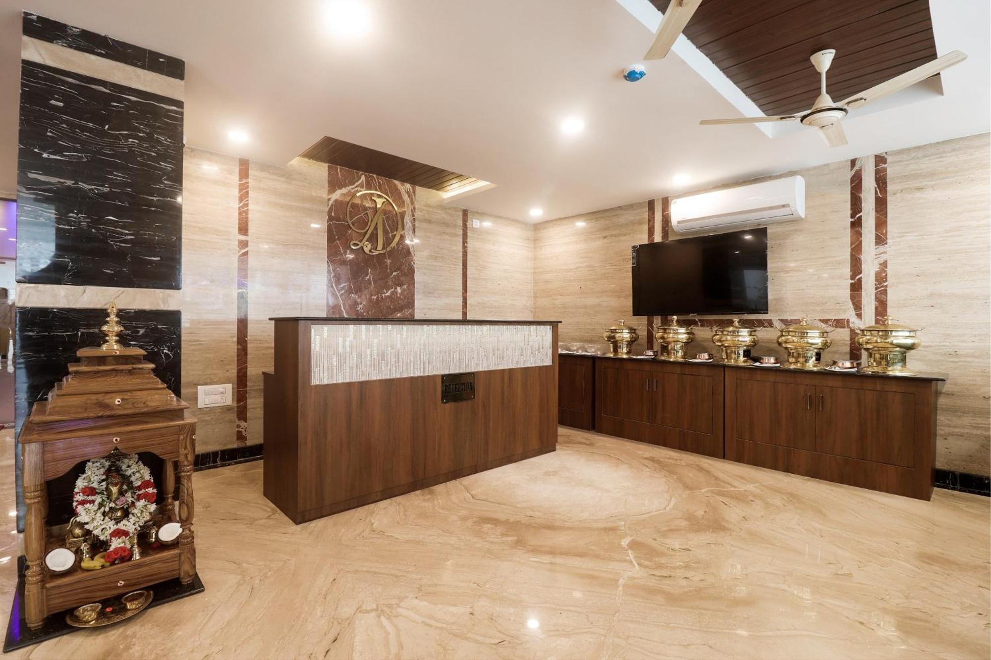מלון טירופאטי Townhouse Dj Grand מראה חיצוני תמונה