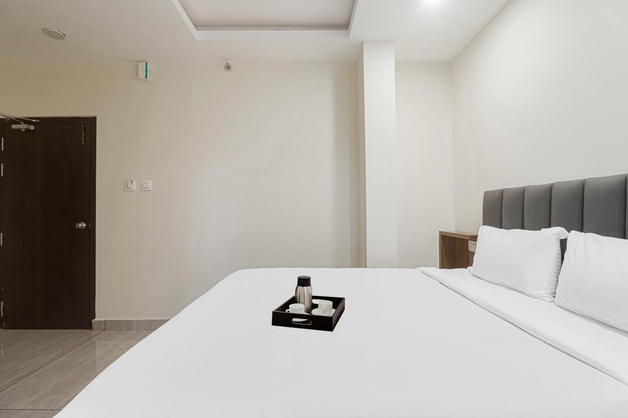 מלון טירופאטי Townhouse Dj Grand מראה חיצוני תמונה