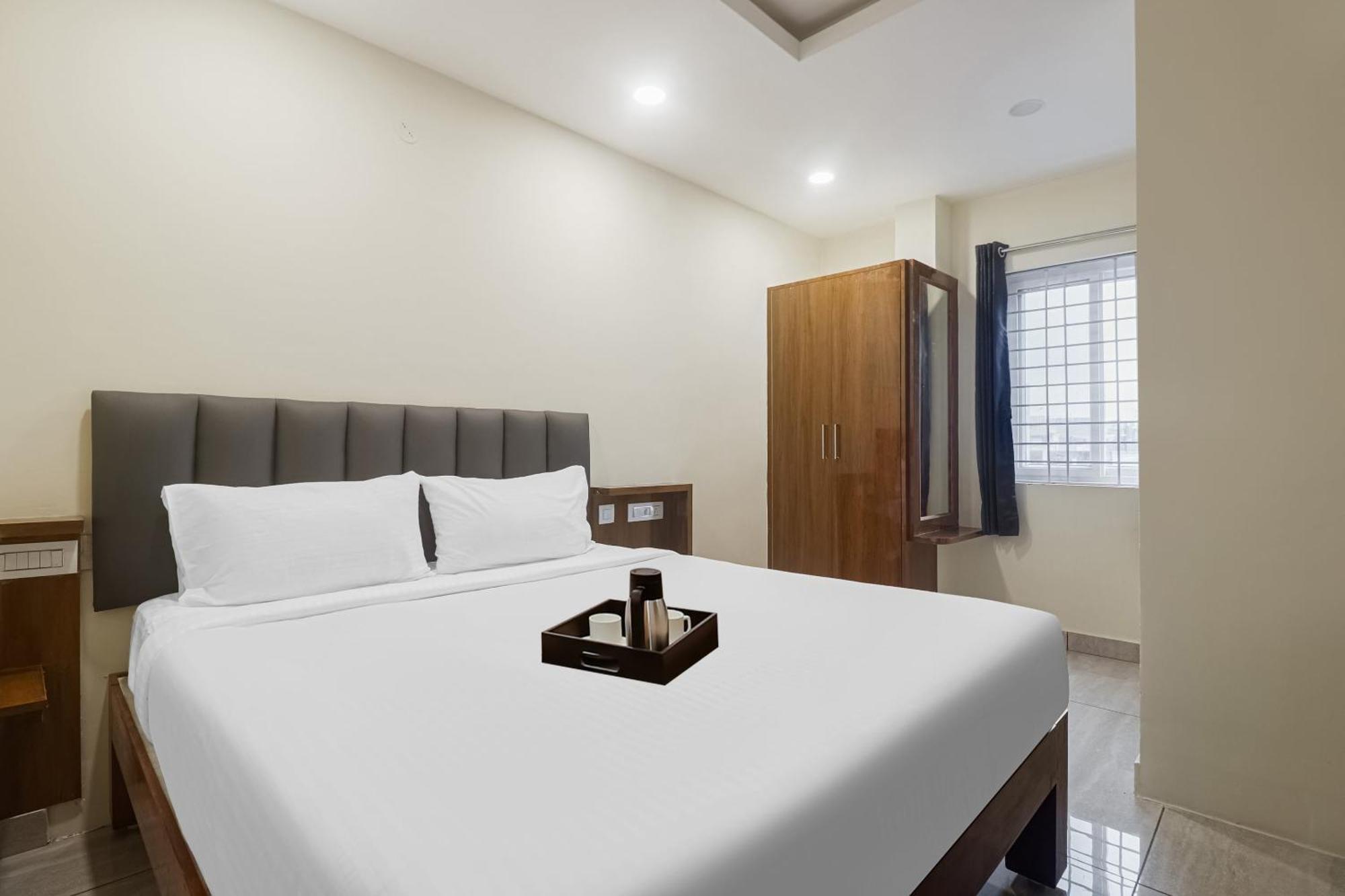 מלון טירופאטי Townhouse Dj Grand מראה חיצוני תמונה