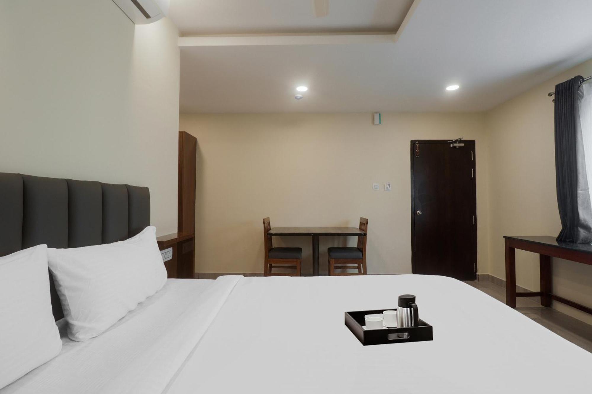 מלון טירופאטי Townhouse Dj Grand מראה חיצוני תמונה