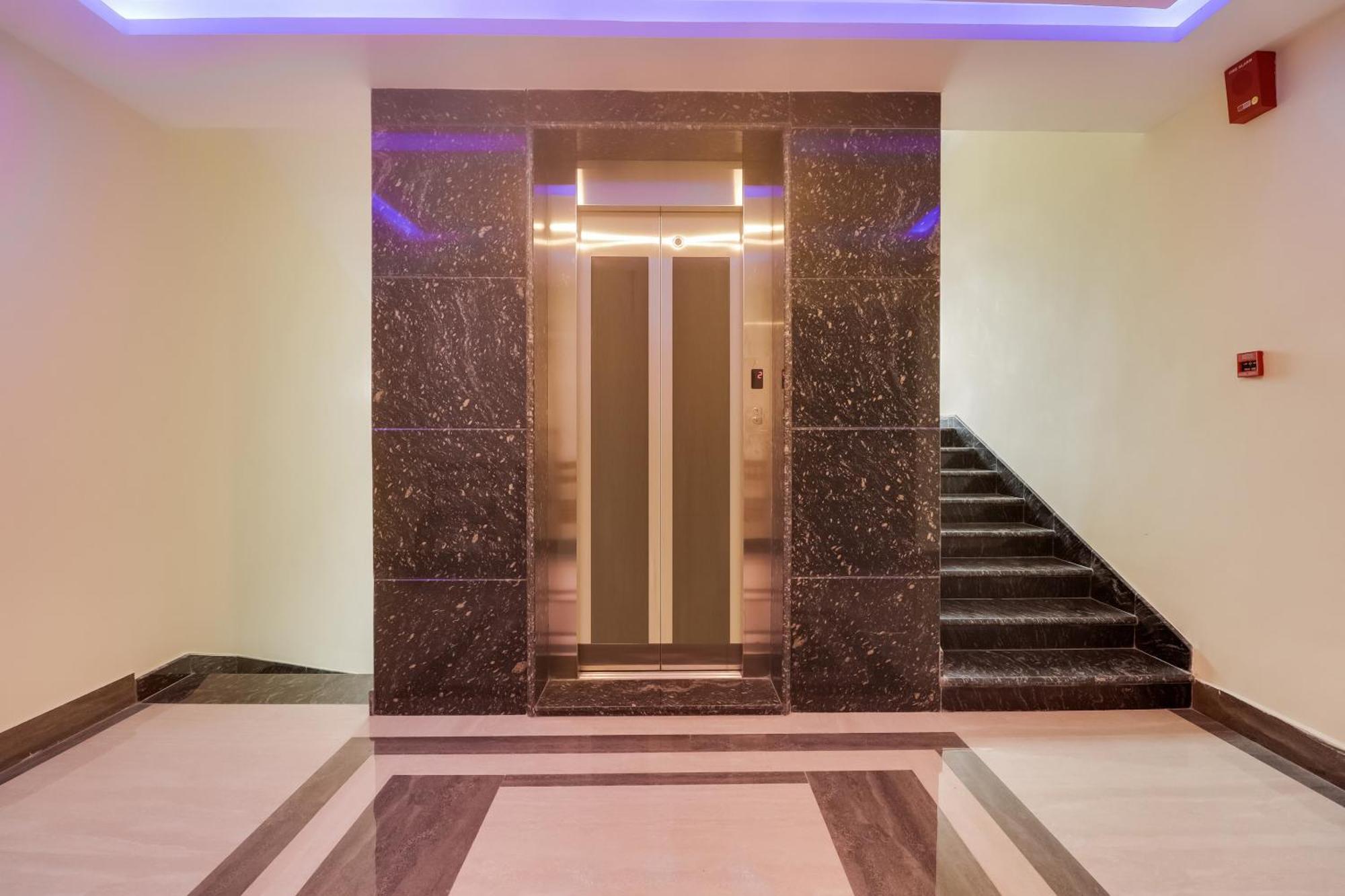 מלון טירופאטי Townhouse Dj Grand מראה חיצוני תמונה